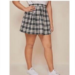 SHEIN Black and White Mini Skater Skirt with Pleats
